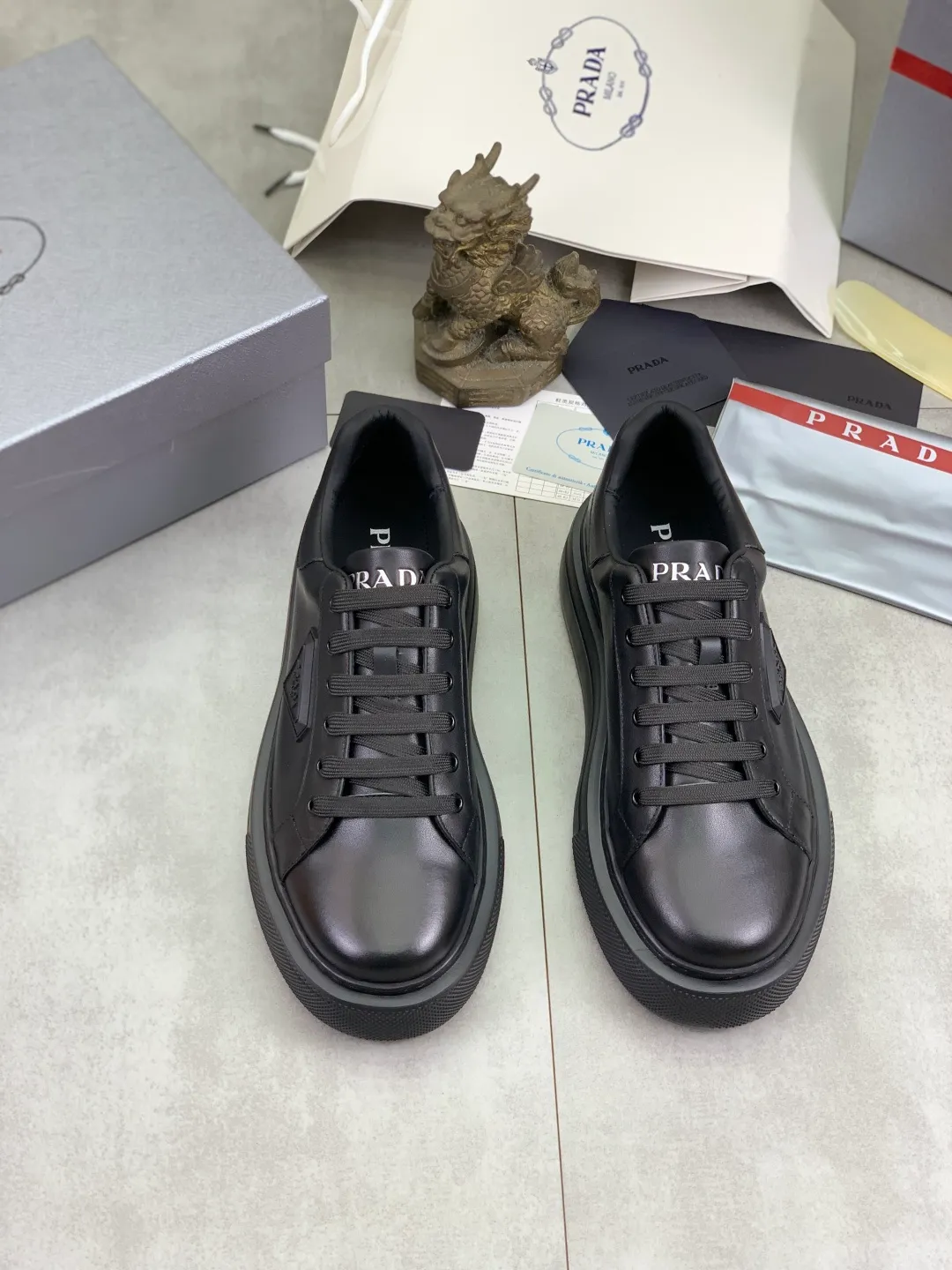 Men's shoes 💰P560💰[New style] popular models are on the official website, 🆘 Trendy brand (Prada) mainly promotes popular models, avant-garde and versatile fashion men's shoes private version mold opening, cowhide surface splicing 1:1.. Fashionable and simple, original imported cowhide lining cowhide feet; the atmosphere and personality are more fashionable, eye-catching and pursuing class. It will subvert the old idea and be a must-have for fashionistas with you! Must keep it for yourself! Tall and comfortable, large and low, high-end quality workmanship. Number of yards: 38-45 4️⃣optional.